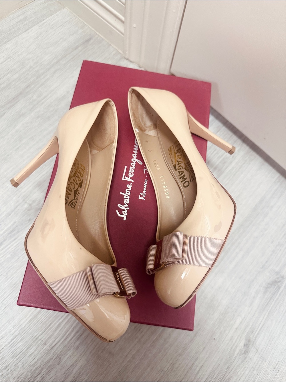 Salvatore Ferragamo Beige Patent Leather Vara Bow Pumps - Picture 4 of 7
